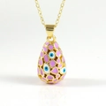 Détail du pendentif œuf en émail rose plaqué or avec motif œil protecteur sur chaîne - Rose (05)