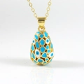 Détail macro du collier pendentif goutte en or 18K avec motif œil bleu en émail - Bleu (02)