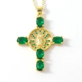 Collar de cruz de la Virgen María bañado en oro de 18K con circonitas verdes - Dorado/Verde