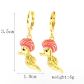 Détail des boucles d'oreilles hippocampe en émail rose et dimensions en finition dorée - Style Hippocampe Rose (ES0183-06)