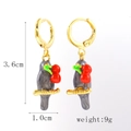 Détail des boucles d'oreilles oiseaux en émail sur branches dorées avec dimensions - Style Oiseau Cerise (ES0183-07)