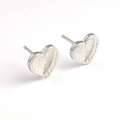 Détail macro de boucles d'oreilles cœur argentées avec texture nid d'abeille et gravure - Forme Cœur Forever (2)