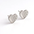 Dettaglio macro degli orecchini a cuore in argento con incisione LOVE e trifogli - Forma Cuore LOVE (7)