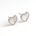 Dettaglio degli orecchini a cuore in argento con trama a scaglie lucide e bordo perlato - Forma Cuore Perlata (8)