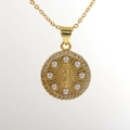 Collar dorado con colgante de Virgen María con circonitas y perlas sobre blanco - Estilo Medalla Redonda Virgen María (02)