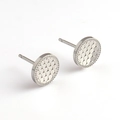 Dettaglio di orecchini a disco argento con texture a scaglie e bordo perlato - Forma Tonda a Scaglie (11)