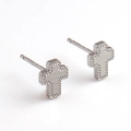 Dettaglio degli orecchini a croce in argento S925 con finitura satinata e bordo perlato - Forma Croce (14)