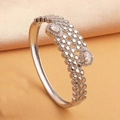 Détail d'un bracelet vintage en argent avec cristaux en poire et maille métallique - Bracelet Jonc en Argent / Argent-Pierre Principale Blanche