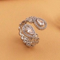 Détail macro d'une bague vintage en argent avec zircons en goutte sur cuir orange - Bague en Argent / Argent-Pierre Principale Blanche