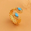 Détail macro de bague dorée avec turquoise en poire et texture tissée ajourée - Bague / Or-Pierre Bleue