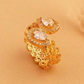 Vue détaillée de la bague vintage avec zircons blancs taille poire et motifs ciselés - Bague / Or-Cristal Blanc