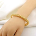 Dubai stijl 24K vergulde open manchet armband met holle geometrische patronen op de pols - Goudgeel