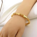 Elegante 18K vergulde bamboe-stijl armband met holle kralen op witte zijden stof - Goudgeel