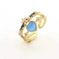 Détail d'une bague dorée réglable avec cœur opale bleue, petites fleurs et fausses perles - Style Fleur Cœur Bleu Multi-couches (JZ0021-08)