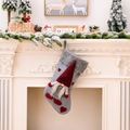 Grauer Weihnachtsstrumpf aus Filz mit 3D-Wichtel und roten Herzen am Kamin aufgehängt - Grau