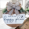 Plaque de bienvenue ronde en bois avec noeud et texte this is our happy place - Décoration Nœud Style Our Happy Place