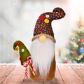 Gnomo di Natale di peluche con cappello a quadri e albero su un tavolo di legno - Stile D Cappello con Fantasia