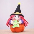 Poupée sorcière d'Halloween aux cheveux rouges et base citrouille pour décoration de table - Sorcière à l'étoile