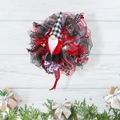 Weihnachtskranz mit Wichtel-Puppe in rot-schwarzen Karobändern für die Festtagsdekoration - Weihnachtswichtel Kranz Stil