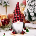 Gnomo di Natale con cappello a quadri rosso e nero e fiocchi di neve su legno - Cappello Quadretti Rosso Nero Bambola Rudolph