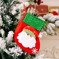 Weihnachtssocke mit 3D-Weihnachtsmann und grünen Pailletten am verschneiten Baum - Weihnachtsmann