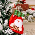 Roter Weihnachtsstrumpf mit Weihnachtsmann-Applikation und goldenem Schriftzug - Weihnachtsmann-Stil
