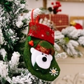 Grüner Weihnachts-Ministrumpf mit Eisbär-Motiv aufgehängt an einem verschneiten Baum - Bären-Stil (SDW039 Weihnachtsstrumpf Bär)
