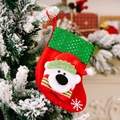 Weihnachtsstrumpf am verschneiten Baum mit 3D-Bär Plüschfigur und glänzenden Pailletten - Bär