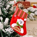 Roter Weihnachtsstrumpf mit 3D-Eisbär und goldenem Merry Christmas Schriftzug am Baum - Bär Stil