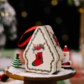 Weihnachtsdose in Hausform, Beige, mit festlichen Motiven und rotem Seidengriff - Stil C Cremeweiße Socke