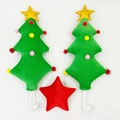 Detail von Weihnachtsbaum-Autohaken mit Samt-Finish und bunten Pompons auf weißem Hintergrund - Weihnachtsbaum Auto-Styling