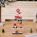 Weihnachtsbaum-Holzschild mit Zwergenmotiv und Merry Christmas Textaufdruck - Sitzender Gnom Stil