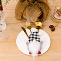 Weihnachts-Zwerg Besteckhalter mit schwarz-weißem Karomuster auf einem Holztisch-Set - 15cm x 8cm / Schwarz & Weiß