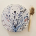 Spirituelle Handtrommel mit Göttinnen-Motiv, Blumenmuster und passendem Schlägel - Schönheitstrommel Nr. 1