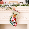 Weihnachtsstrumpf aus Leinen mit grüner Sackleinentextur und süßem Rentier-Applikationsdesign - Elch-Stil