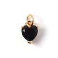 Detalle macro del colgante de corazón en ónix negro con engaste de garras en oro de 18K - Negro