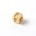 Makroaufnahme von vergoldetem Würfelanhänger mit Buchstabe F und Zirkonia-Inlay - Buchstabe F
