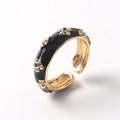 Dettaglio anello regolabile dorato con fiori in smalto nero e zirconi colorati - Aperto Regolabile / Nero