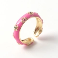 Vue macro détaillée d'une bague ajustable en émail avec des accents de fleurs en pierres - Ouvert Réglable / Rose