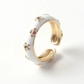 Dettaglio anello regolabile in oro con fiori in smalto bianco e zirconi colorati - Aperto Regolabile / Bianco