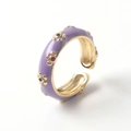 Détail d'une bague dorée ajustable avec émail violet et fleurs en zircons colorés - Ouvert Réglable / Violet