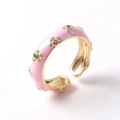 Détail d'une bague ajustable en émail rose avec fleurs dorées et zircons colorés - Ouvert Réglable / Rose rouge