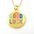 Detalle macro de collar chapado en oro con colgante redondo GOOD LUCK y esmalte de colores - Estilo Placa Redonda GOOD LUCK (XL0076-03)