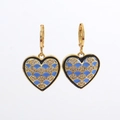 Détail de boucles d'oreilles cœur avec émail bleu ciel et cristaux étincelants - Design de Cœur (ES0111-04)