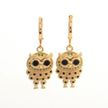 Détail macro de boucles d'oreilles hibou plaquées or 18K avec accents verts et yeux noirs - Design de Hibou (ES0111-03)