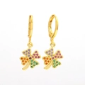Dettaglio di orecchini a quadrifoglio placcati oro con zirconi colorati in stile huggie - Stile Trifoglio (02)