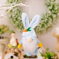 Gnomo di Pasqua di peluche azzurro con orecchie da coniglio appeso a rami bianchi - Blu