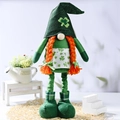 Gnomo di San Patrizio con trecce arancioni e grembiule con quadrifoglio in scena rustica - Trecce Arancioni Cappello Paillettes Verde Stile Donna