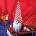 Zwerg zum Unabhängigkeitstag mit gestreiftem Hut und Sternenmuster auf Buch - Unabhängigkeitstag Rudolph Zwerg Stil A (4620231045599)