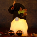 Verlichte herfstdwergpop met bruine hoed en dennenappel voor oogstdecoratie - Halloween Verlichte Dennenappel Kabouter